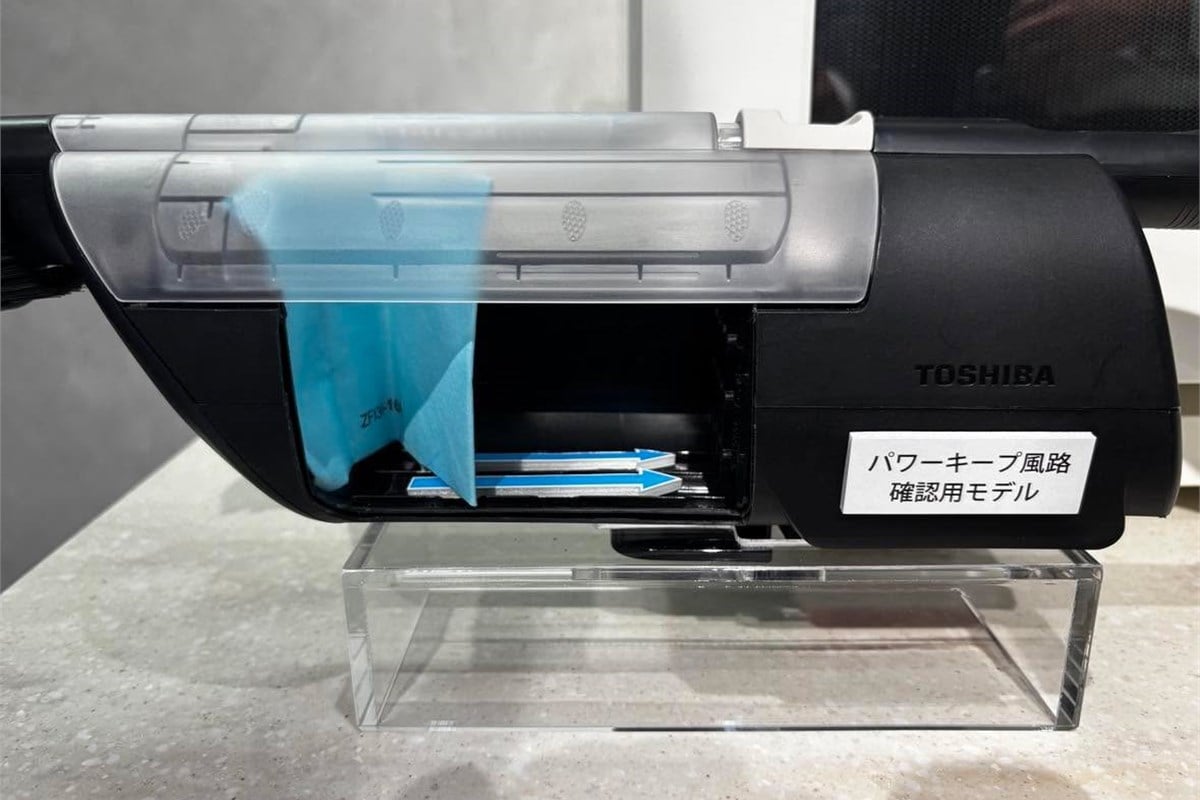 「オートエアー洗浄」の気流を可視化した展示。ダストステーションへ戻すたびにフィルター周辺へ空気を流し、吸引性能を維持しやすくするという自動メンテナンスの仕組みを分かりやすく示している。