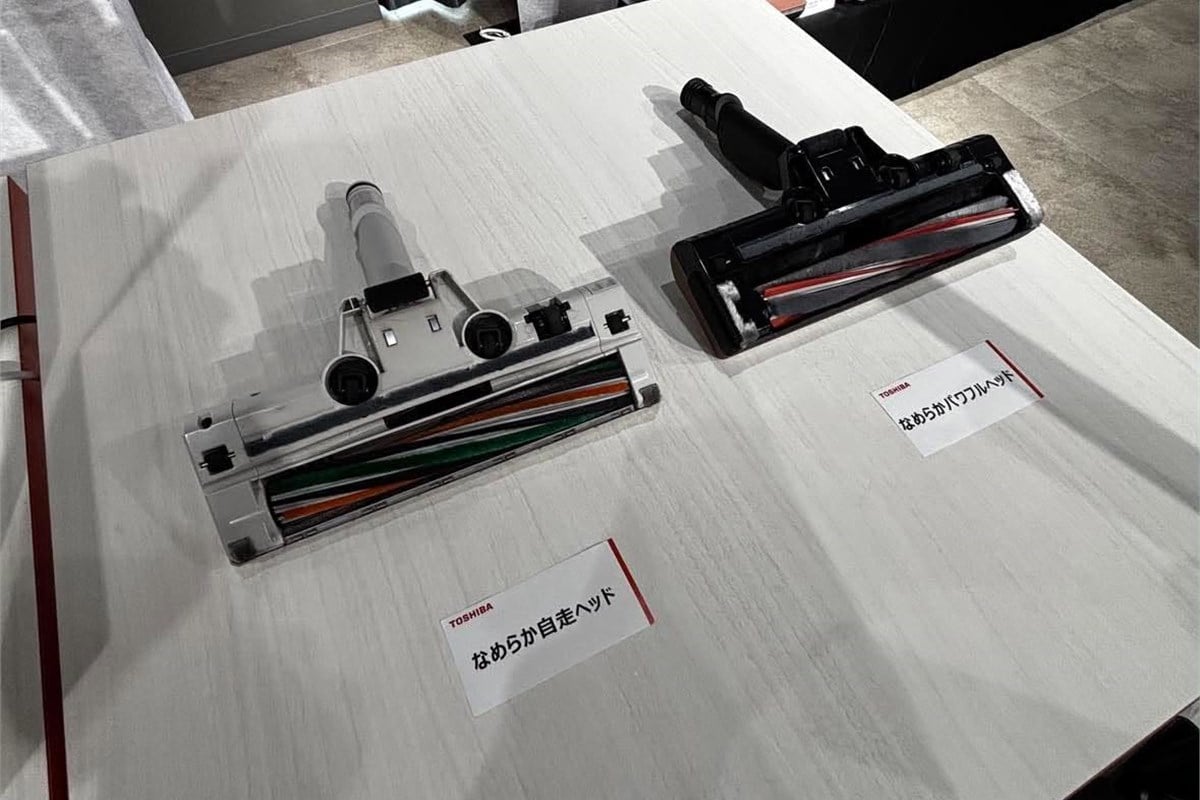 会場に並べられた複数のクリーナーヘッド。新製品群では、操作感や毛絡みへの配慮など、モデルごとの役割に合わせてヘッドを作り分けており、掃除機選びの違いが本体方式だけではないことも分かる。