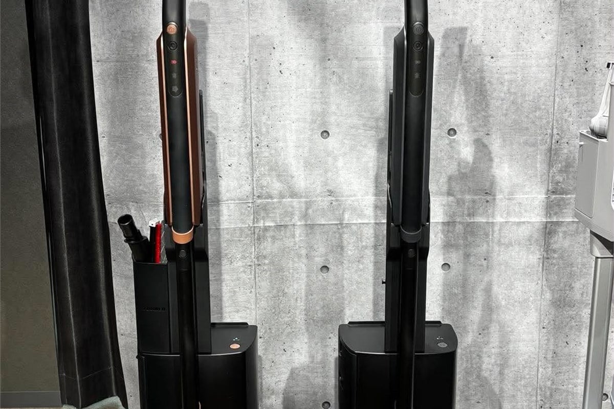 ダストステーション付きモデルの展示。掃除機本体とステーションを一体のシステムとして捉えることで、使っている最中の性能だけでなく、収納、ゴミ捨て、手入れまで含めた使い勝手を競う製品になっている。