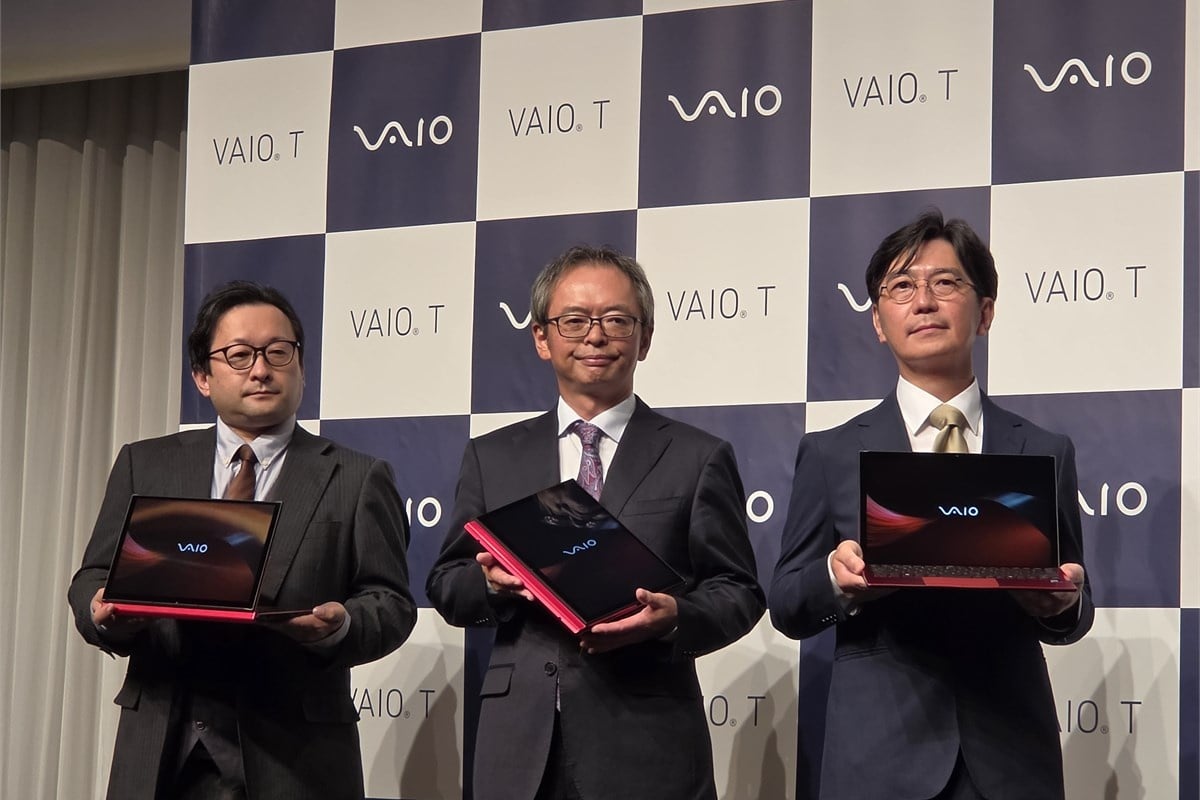 発表会でスタイル別のVAIO Tを披露するVAIOとノジマの関係者。開発部門だけで完結させず、販売現場で蓄積した顧客の声を企画へ戻したことが、この製品の成り立ちを象徴しています。