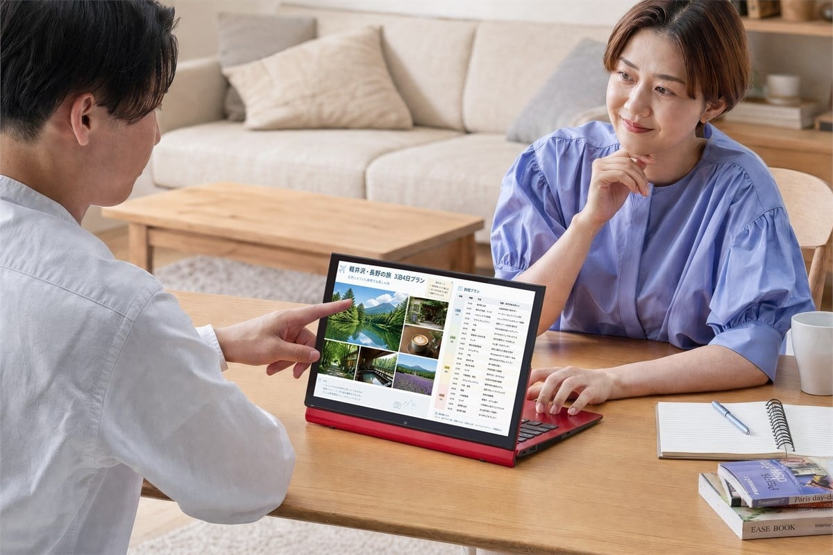 リビングで画面を相手側へ向け、写真や情報を共有する場面。キーボードを机に置いたまま表示面だけを動かせるため、見る、触れる、説明するという一連の行動を自然につなげられます。