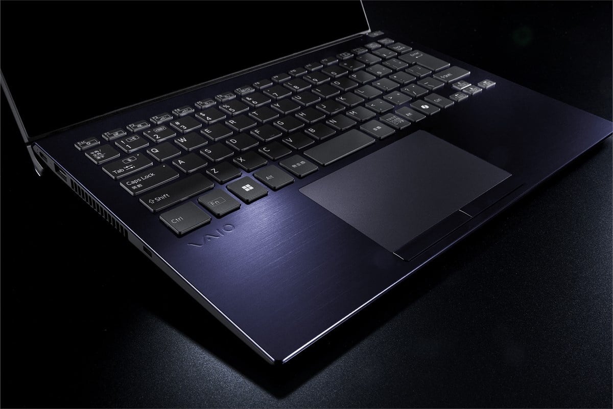 勝色特別仕様のキーボードとタッチパッドを捉えたアップ。ディスプレイを開くと本体奥側がわずかに持ち上がり、キー面に傾斜がつく設計で、持ち歩けるサイズと文字入力のしやすさを両立しています。
