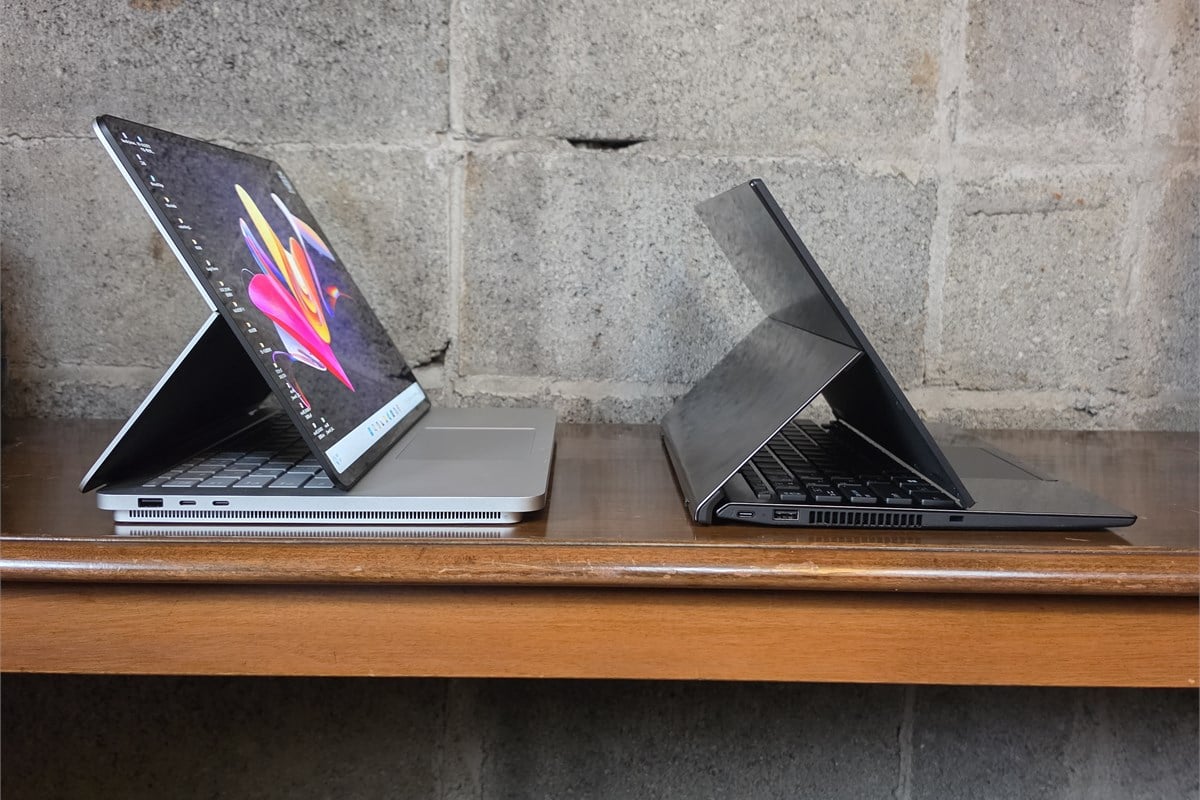Surface Laptop Studio 2(左)とVAIO T(右)を、画面を手前へ引き出した状態で比較しました。大画面と厚みのあるSurfaceに対し、VAIOはより薄く軽量で、同じ変形型でも設計の狙いが異なります。