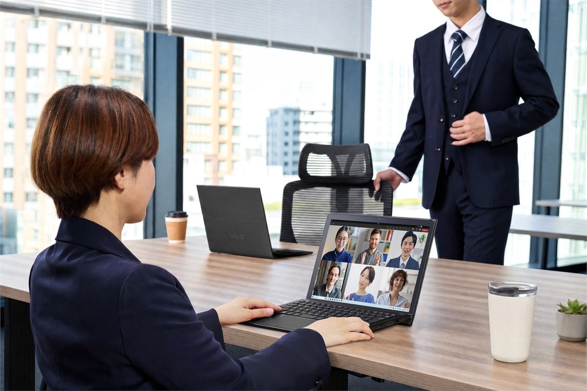 オフィスでオンライン会議に参加する使用イメージ。会議や資料作成、クラウド型AIといった一般的な仕事では、独立型GPUの最高性能より、軽さや接続性、画面を見せやすいことが快適さにつながる場面もあります。