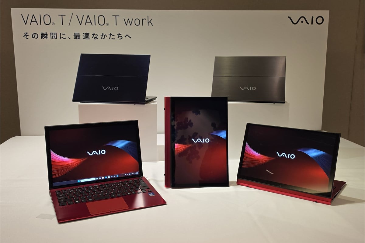 発表会場に展示されたVAIO Tの3つのスタイル。通常のノートPC、縦向きのタブレット、画面を手前へ向けたビューへ切り替えられ、利用場面に応じて姿を変える特徴を一覧できます。