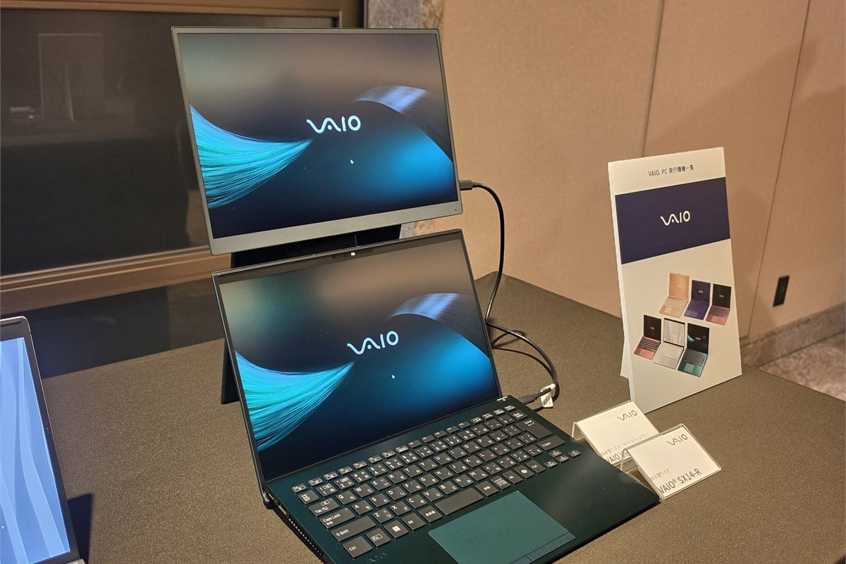 VAIO Vision+ 14をつないだVAIOの展示。映像出力や周辺機器との接続を本体の端子だけで行いやすい構成は、オフィスや自宅で据え置いて使う際にも実用的です。