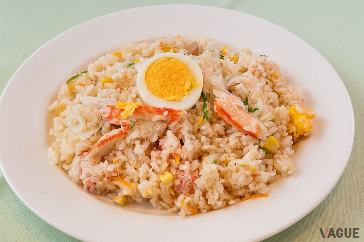 カニピラフ1300円。こちらもサラダ付き。ドリンクセットは+300円