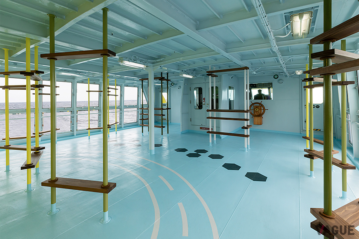 竹馬風ベンチがある公園のような空間の遊歩デッキ