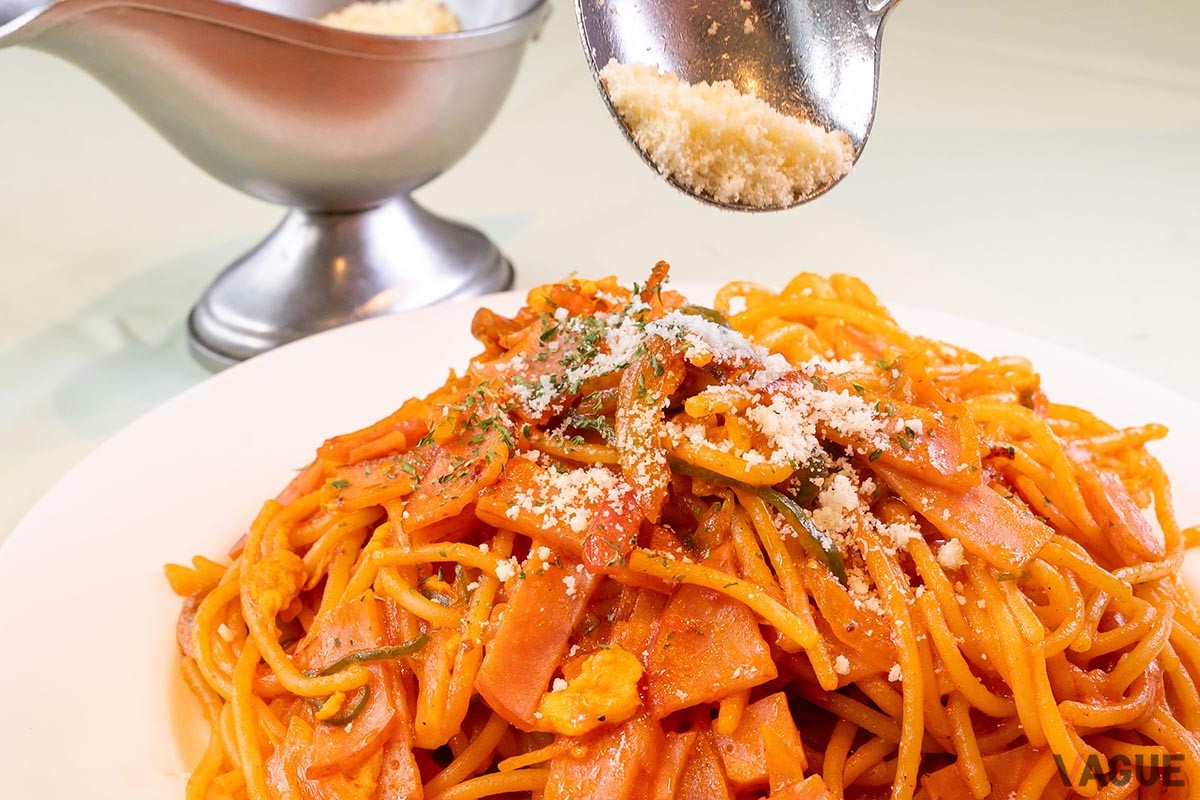 ソースボートの中には粉チーズが。まずはそのまま、途中でたっぷりかけて