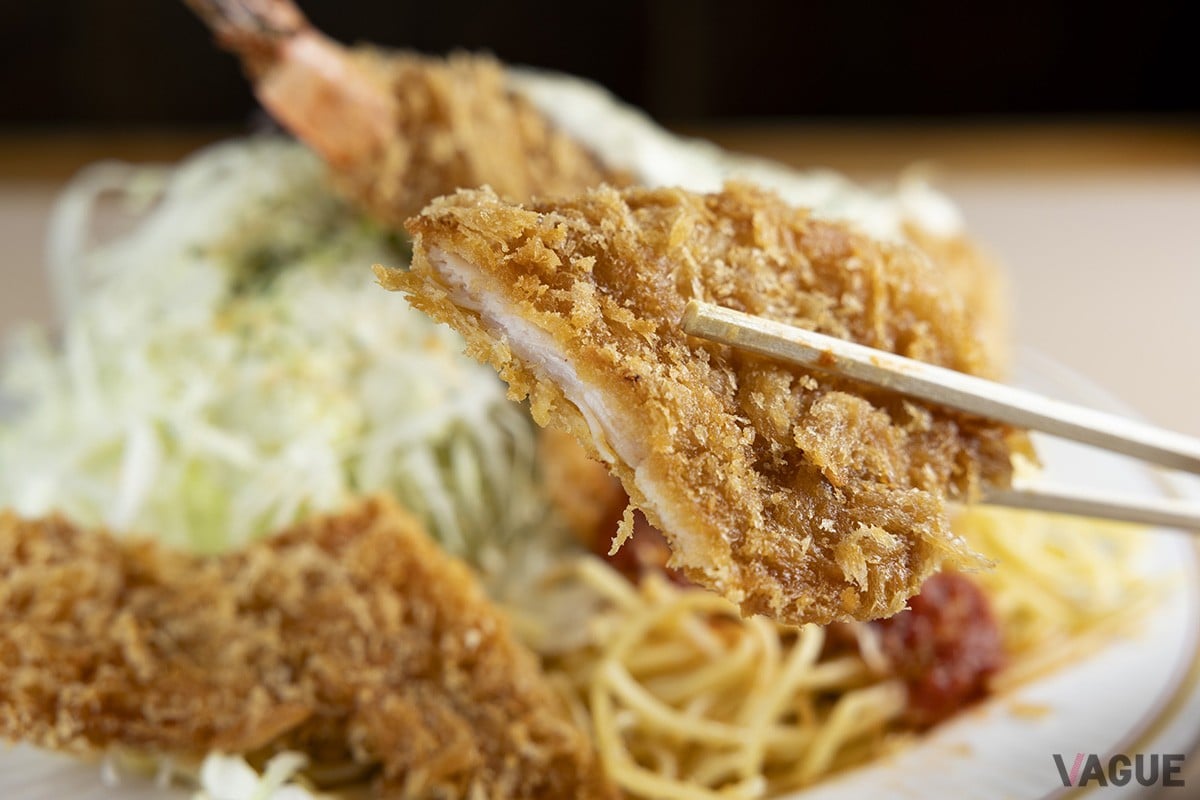 カリッとした食感のチキンカツ。卓上にあるソースまたはニンニク醤油で