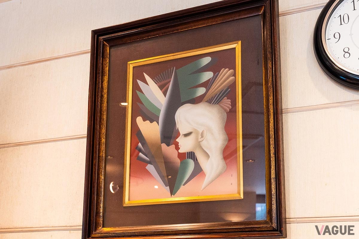 店の壁にある東郷青児の絵。メニューの表紙には別の絵が