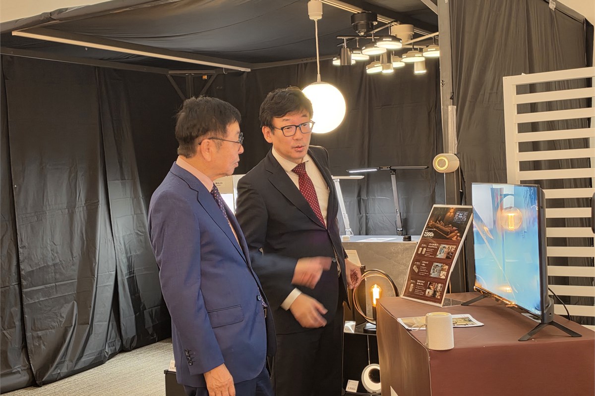 会場の家電展示を確認する似鳥昭雄会長（左）と、家電商品部ゼネラルマネージャーの奥田哲也氏（右）。全社のコーディネート戦略の中で、家電をどう位置づけるかが今後の重要なテーマになります。