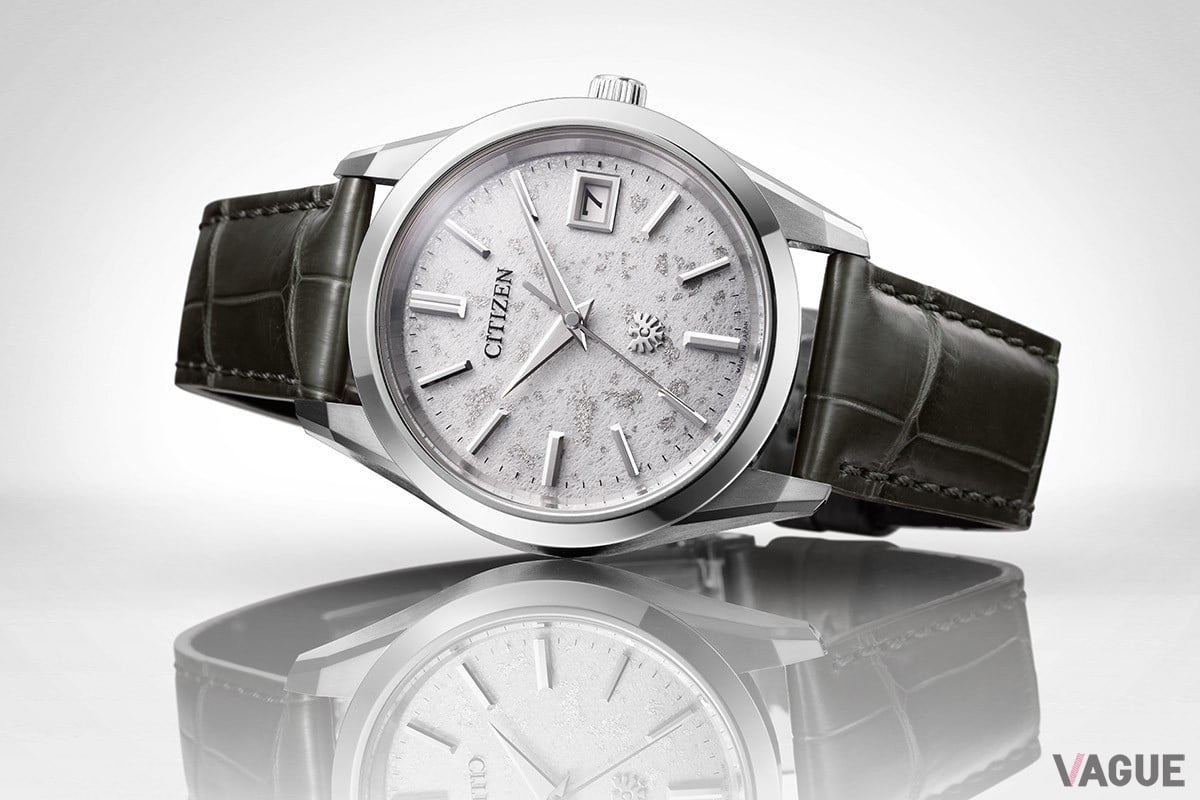 「早朝の雪景⾊」を描き出した「AQ4100-22A」。白い和紙ダイヤルに伝統技法・砂子蒔きでプラチナ箔を装飾