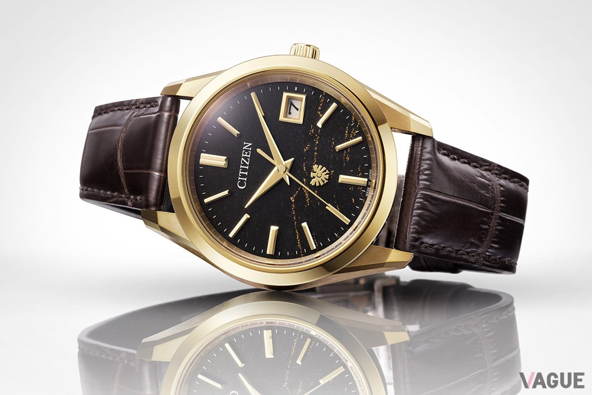 「秋の夕暮れ」をイメージした「AQ4103-16W」。黒い和紙をベースに、かすれの表現により夕陽で輝く山の端を描き出している