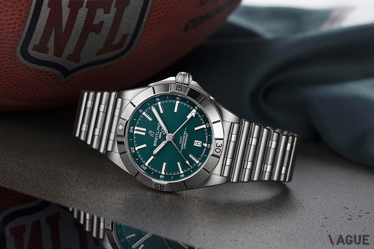 NFLとブライトリングが公式タイムピースパートナーとなり記念のコラボ２モデルが登場。写真は「クロノマット オートマチック GMT 40 　NFLチーム エディション」のフィラデルフィア・イーグルス エディション。ダイヤルを各チームカラーで染めてアメフトファンのステータスに