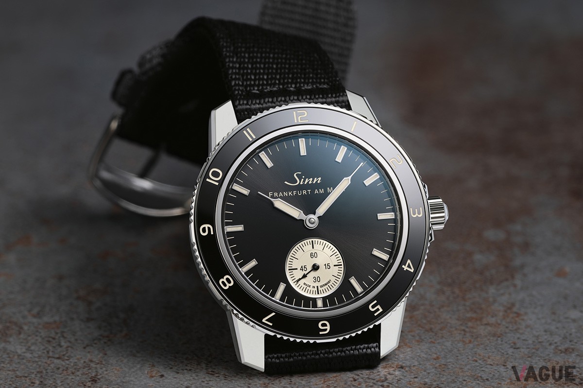 ブラックのダイヤルとベゼルに、淡いベージュ“シャモア”のスモールセコンドが品のよいコントラストに。写真はブラックのテキスタイルストラップを付けた姿