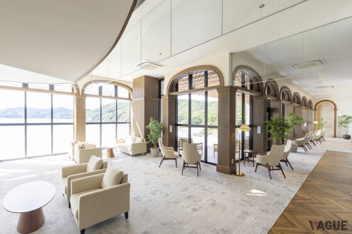 明るく開放的なオーシャンラウンジ