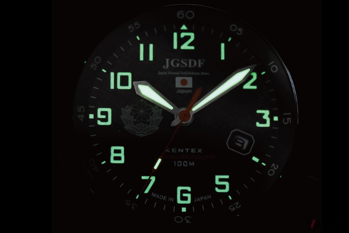 日中でも見やすいデザインの数字と時分針は暗所ではスーパールミナスにて明るく発光する