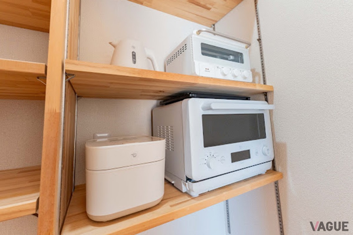 調理器具や家電を一式揃えたキッチン