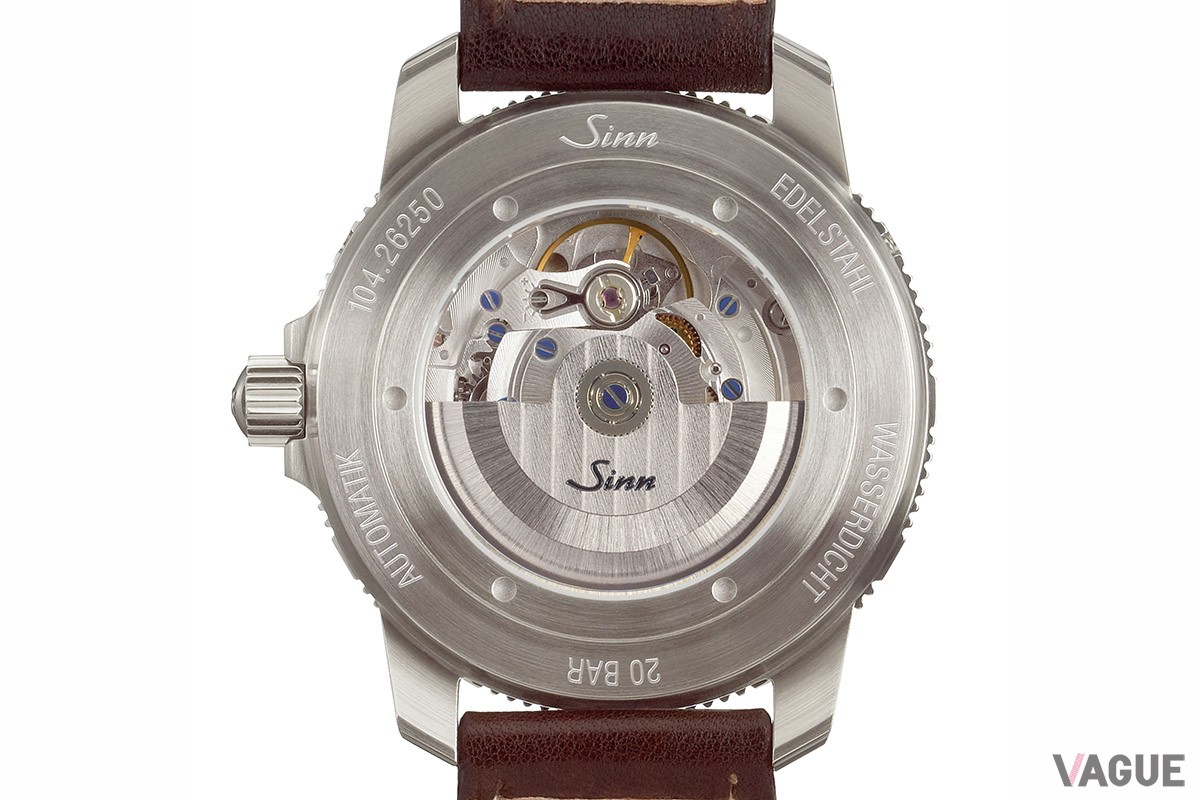 セリタの自動巻SW 261-1ムーブメントを搭載。シースルーバックからも確認することができる