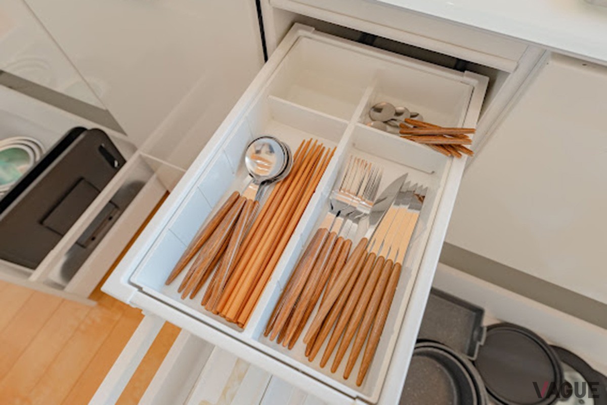 調理器具や家電を一式揃えたキッチン
