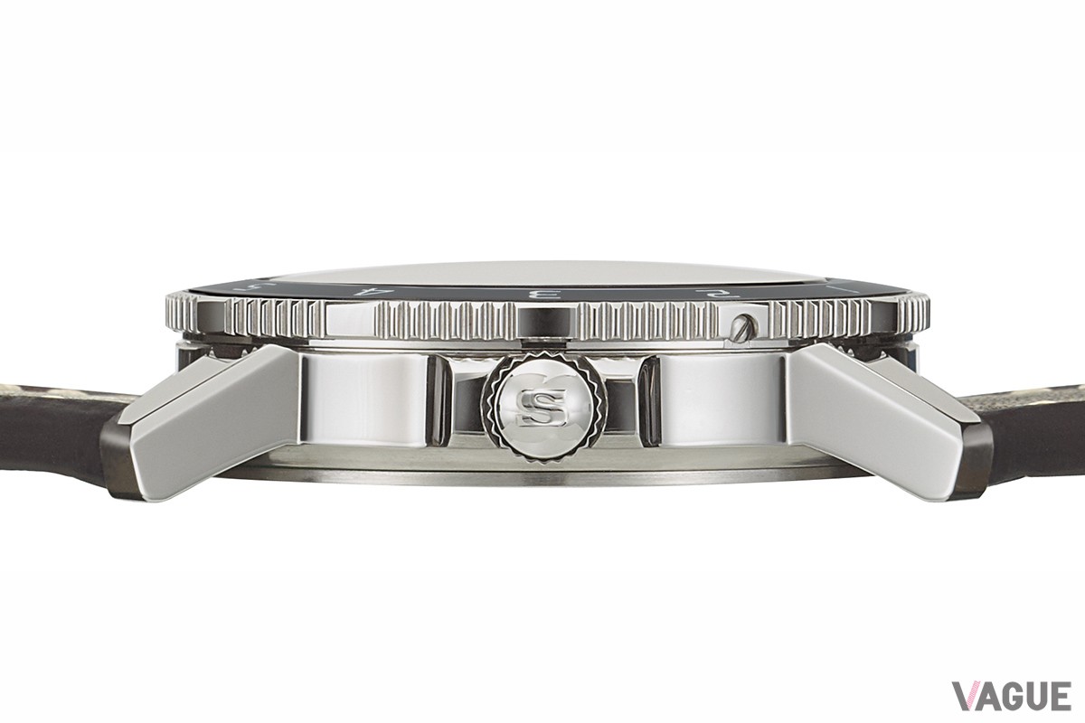 ケースの厚さは11.9mm。12時間の数字が刻まれたベゼルを回せば第2時間帯の確認も可能となる