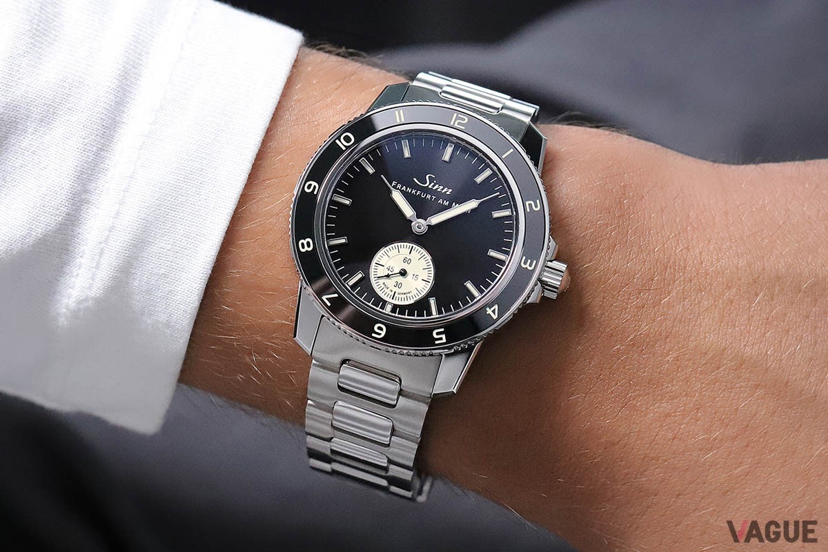 従来の「104」からあきらかに減ったのは目盛りの本数。すっきりとしたデザインはビジネスシーンでも合わせやすい