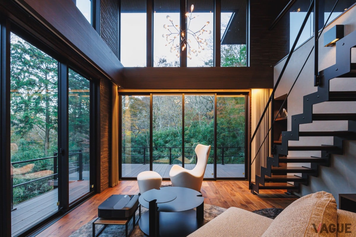 吹き抜けと大きな窓で開放感のあるリビング