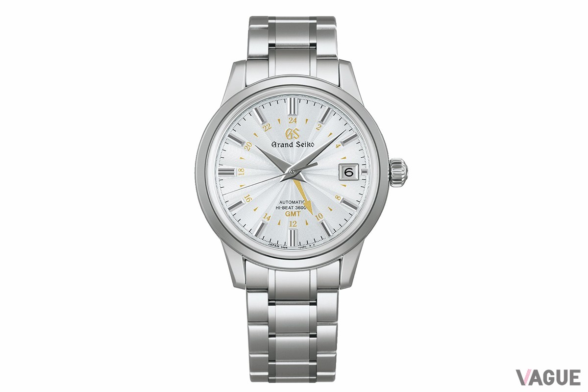 GMT（第2時間帯表示）機能も搭載したモデルで、GMT針と24時間表記をゴールドカラーとして気品あるアクセントに