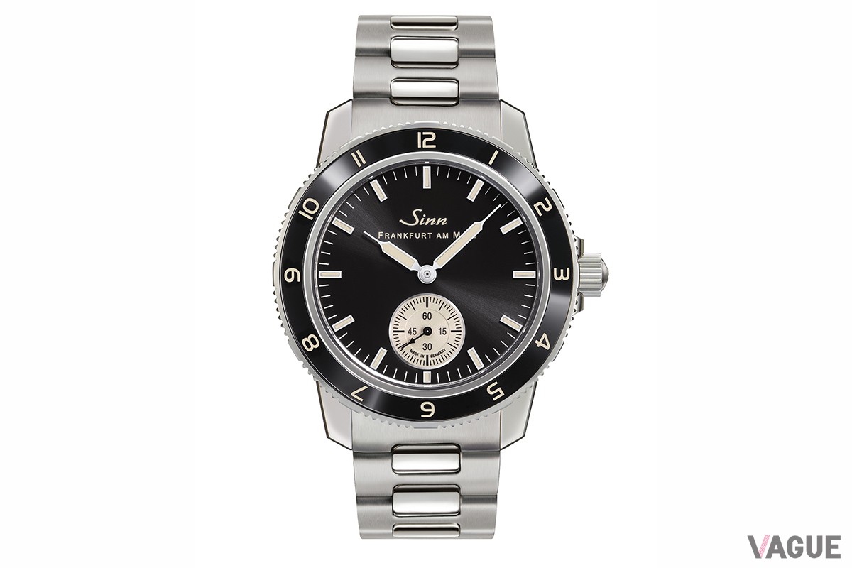 多彩なブレスレットから選択可能。こちらは新フォールディングクラスプ付きブレスレット