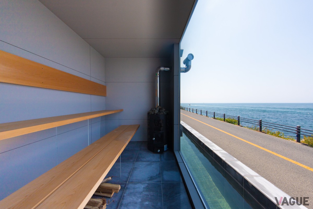 播磨灘の海景色を、サウナ室の中からガラス越しに一望