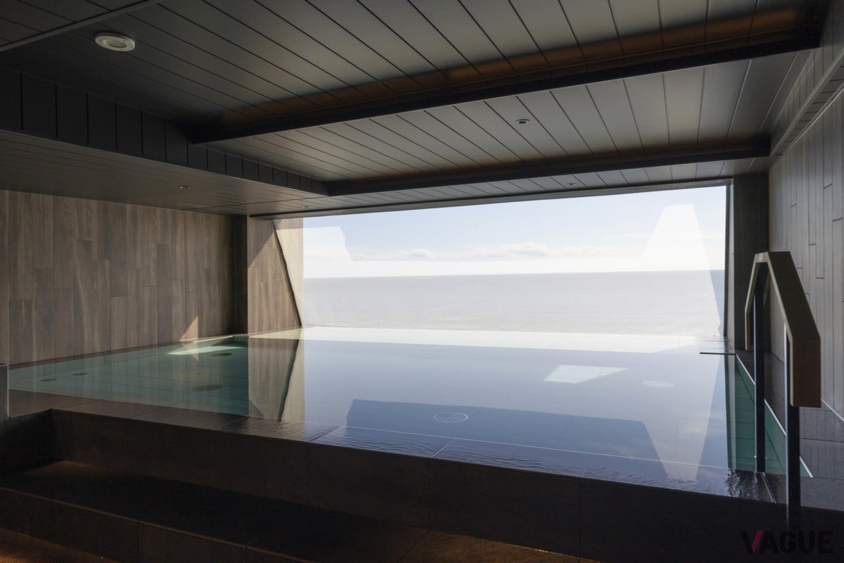 黄金色の海を満喫できるインフィニティ温泉