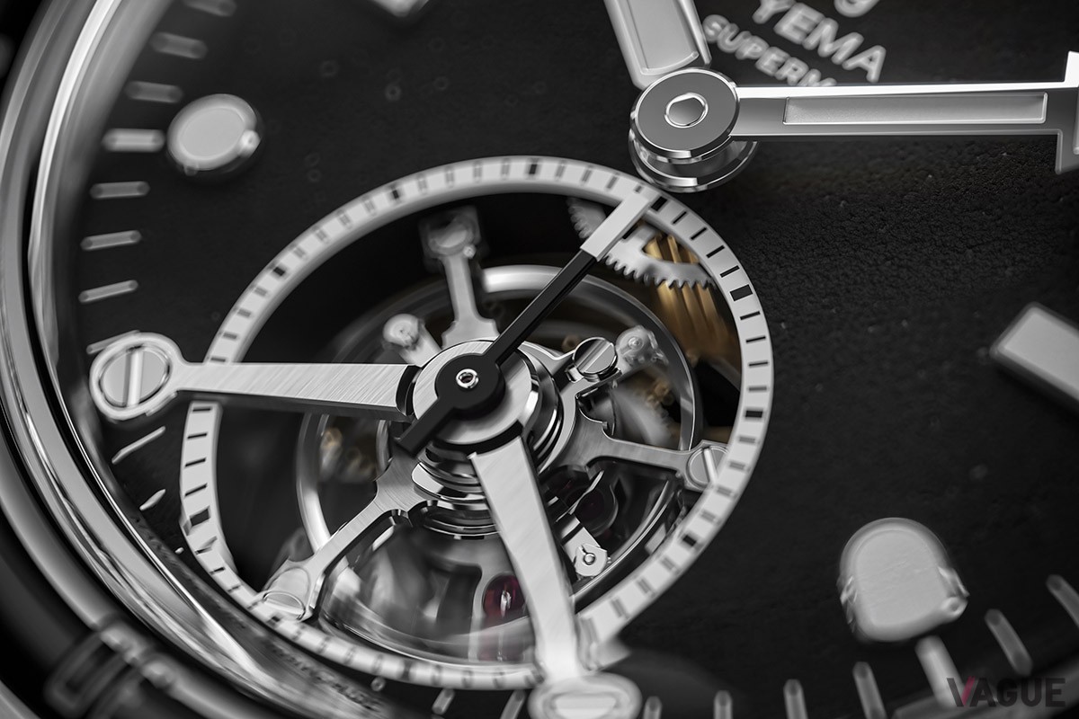 自社設計・製造による新型トゥールビヨンムーブメント「CMM.31」を搭載。約105時間ものパワーリザーブ性能も備えている