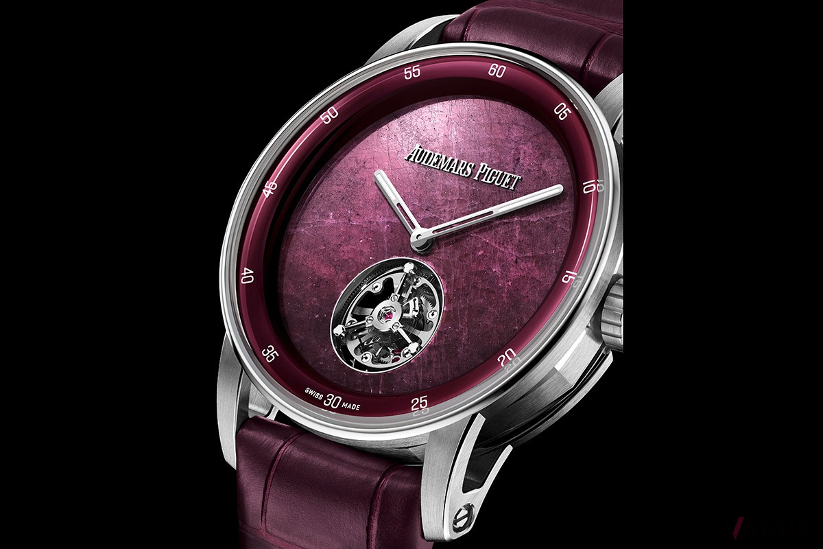 超薄型のフライングトゥールビヨンを搭載。天然石の美しさと最高峰のマニュファクチュールの証明であるフライングトゥールビヨンのみをシンプルに堪能できる