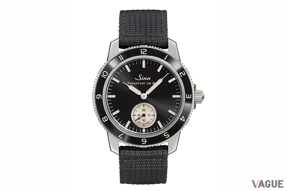 ブラックのテキスタイルストラップは軽快な印象に