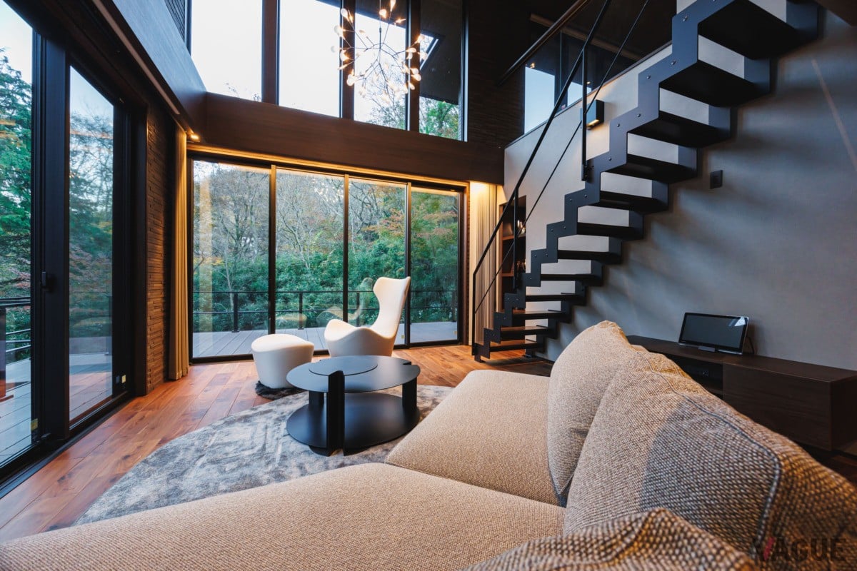 吹き抜けと大きな窓で開放感のあるリビング