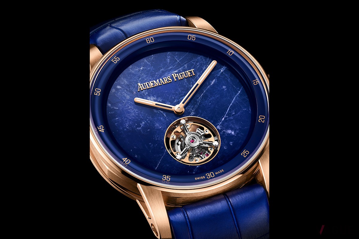 ダイヤルカラーと合わせたアリゲーターストラップの美しさにも注目を。針には蓄光加工も施されている