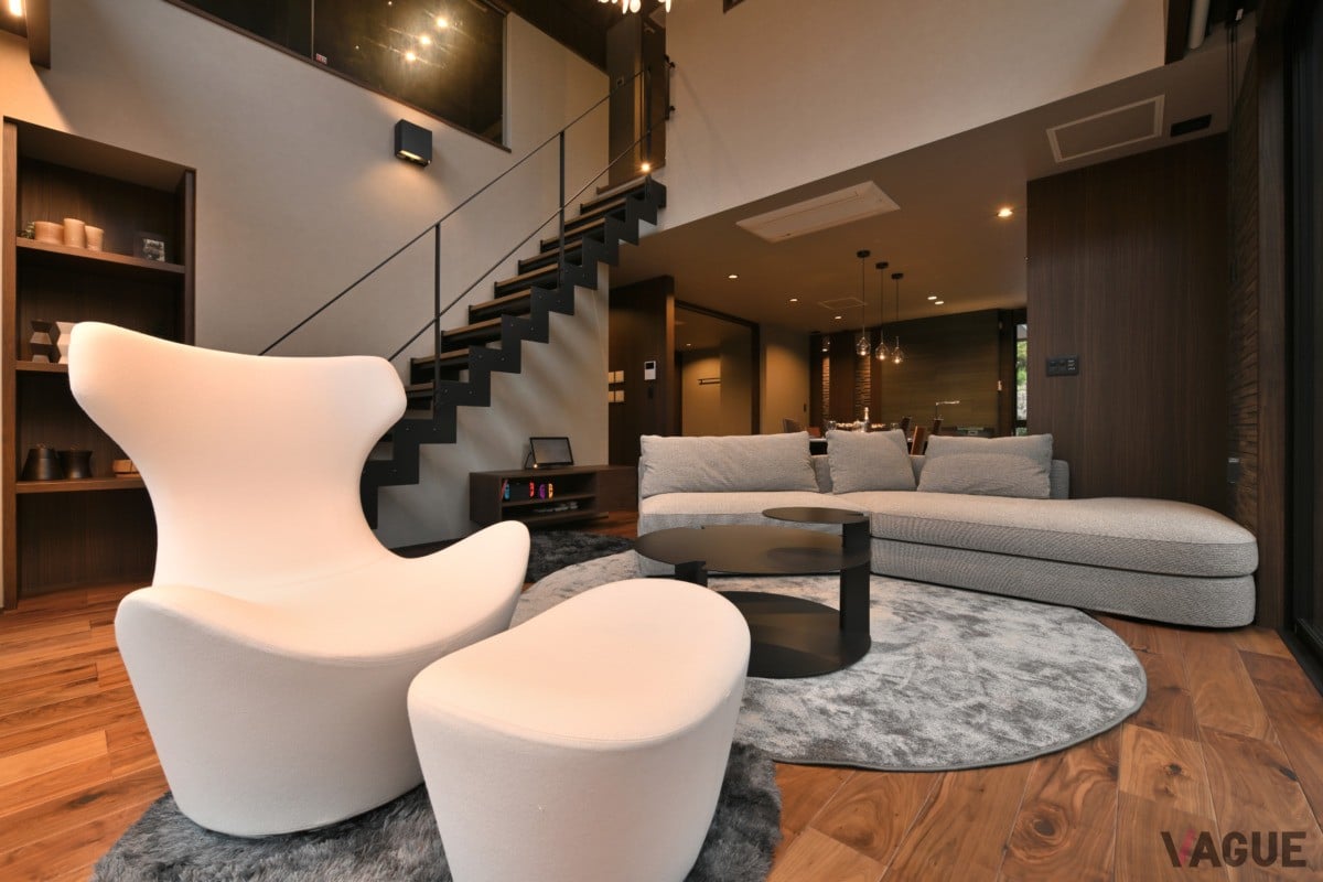 吹き抜けと大きな窓で開放感のあるリビング