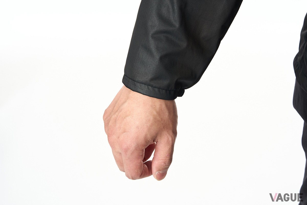 袖回りをフィットさせることで、風の侵入を抑制