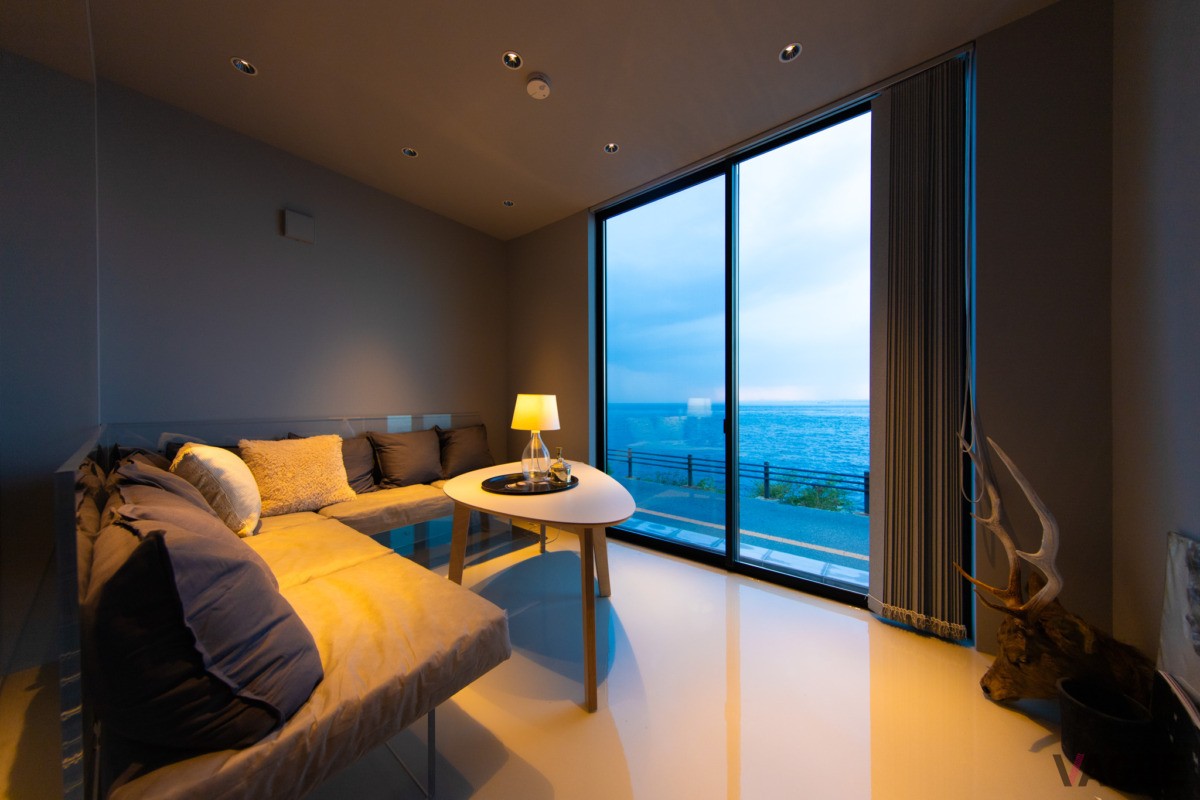 ガラスと樹脂が織り成す現代的インテリア