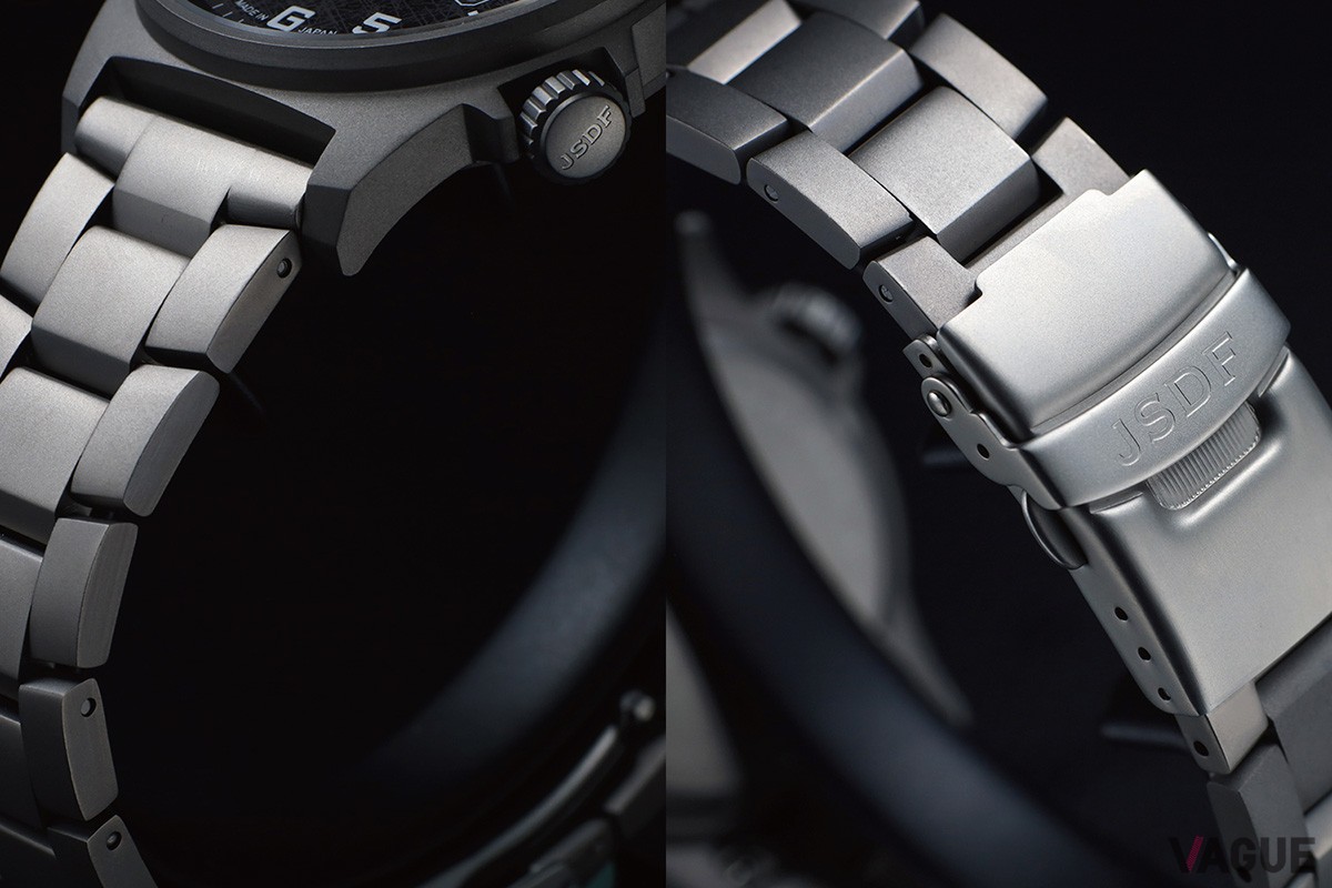 チタン製3連リンクのメタルバンド。フォルムと質感も美しい。バックルはセーフティ機構付き