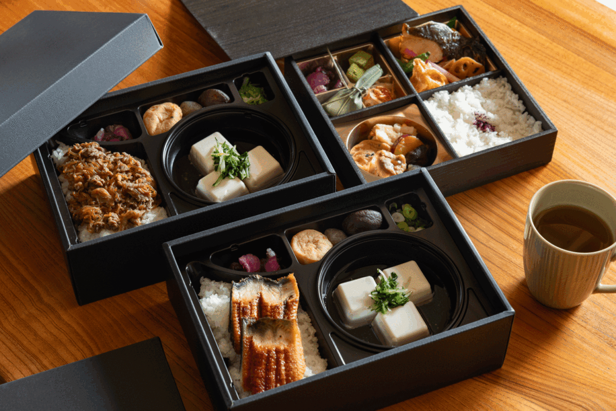 特製のお弁当を3種類（銀ダラ弁当／湯豆腐と鰻めし／湯豆腐と牛めし）から選択
