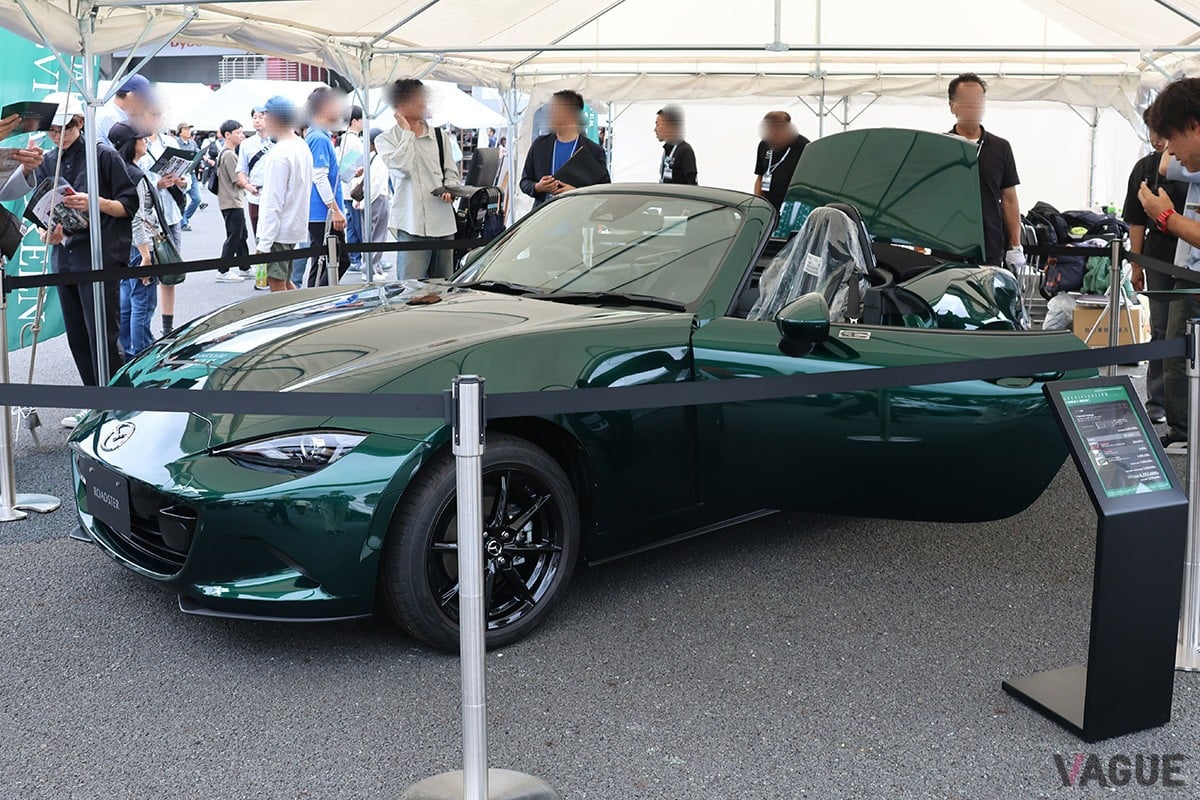 初代NA型の「Vスペシャル」をオマージュした濃いグリーンのボディカラーが映える限定車「ロードスター リバイバルグリーン」