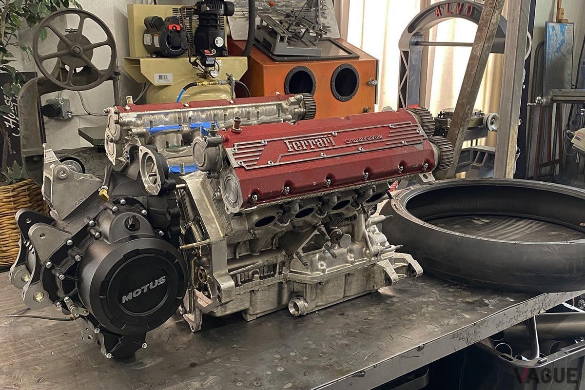 フェラーリ「F355」のV8エンジンを搭載したワンオフのカスタムバイク「HF355」（C）Instagram『maxwellhazan』