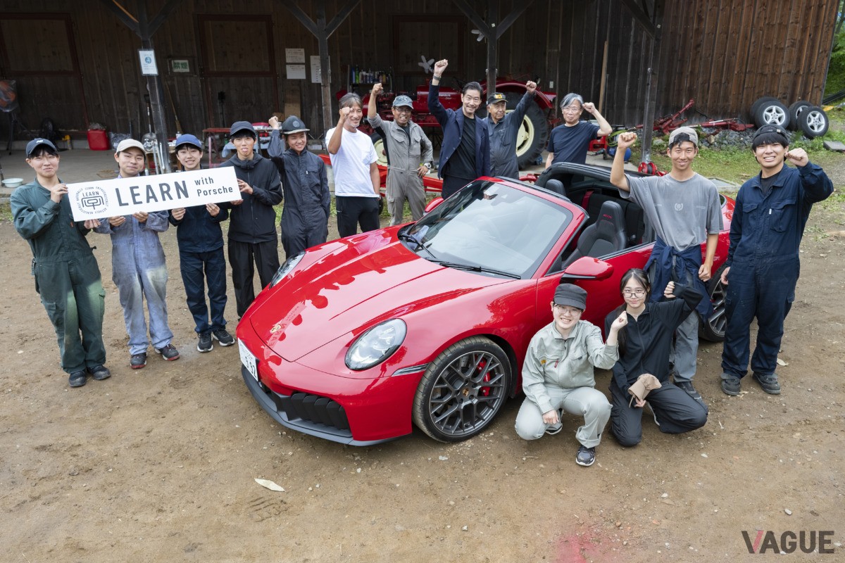 「LEARN with Porsche」の「ものづくり」プログラム。2025年は、トラクターのエンジンと電装系を修理し、さらに切り出した木を運ぶトレーラーを製作