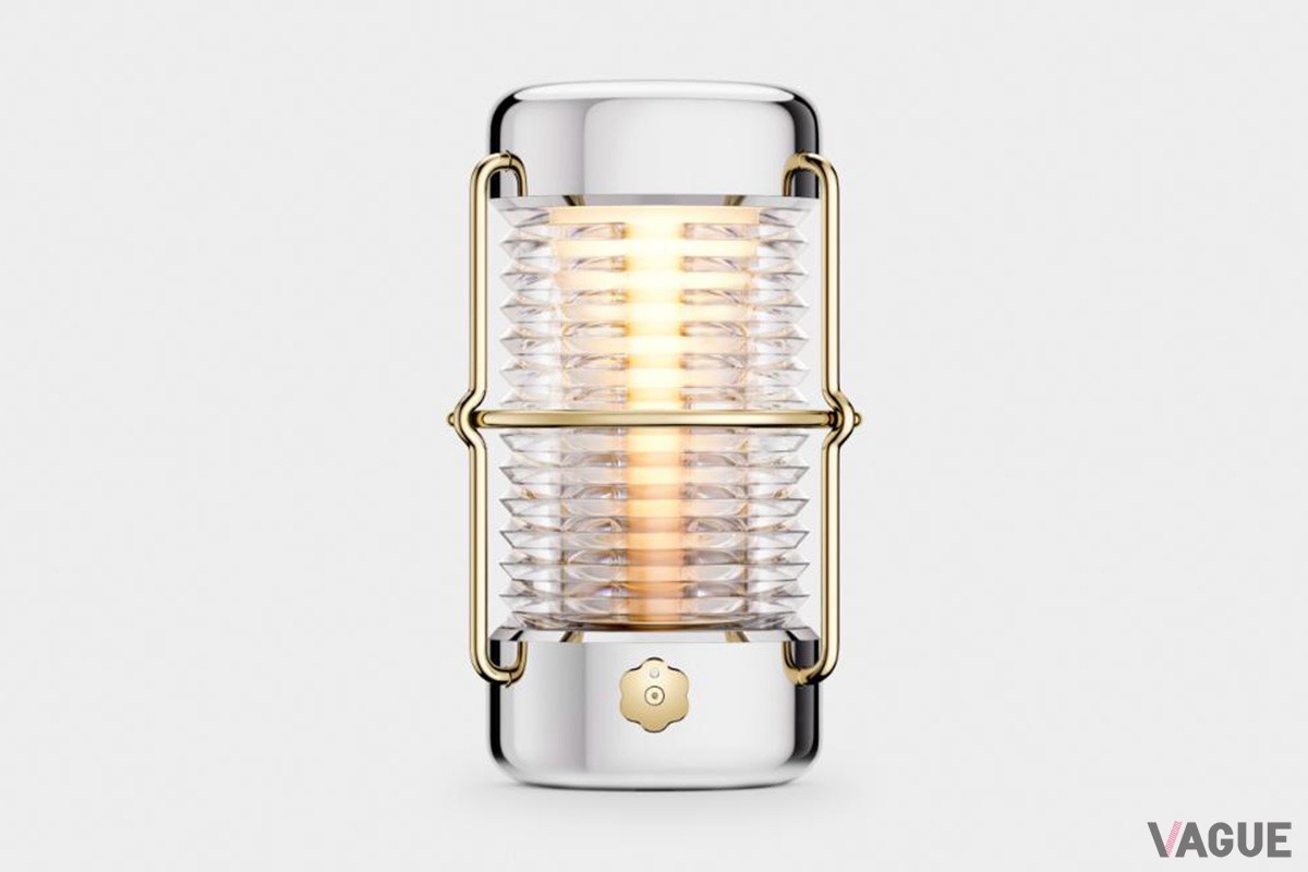 「Sailing Lantern」製品カテゴリ：充電式ランタン •	光学：上部LED → 下部フラット・ポリッシュ反射板 •	素材：削り出しステンレス（鏡面）、ガラス切削・研磨、18Kメッキアクセント •	価格：¥550,000（税込）