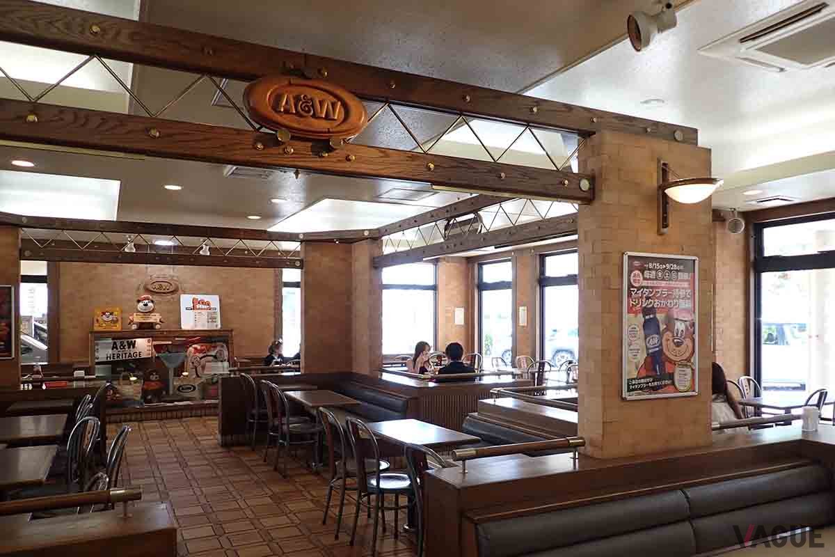 「A＆W」はアメリカにルーツを持つチェーンだけに、店内の雰囲気はアメリカの「ダイナー」に近い