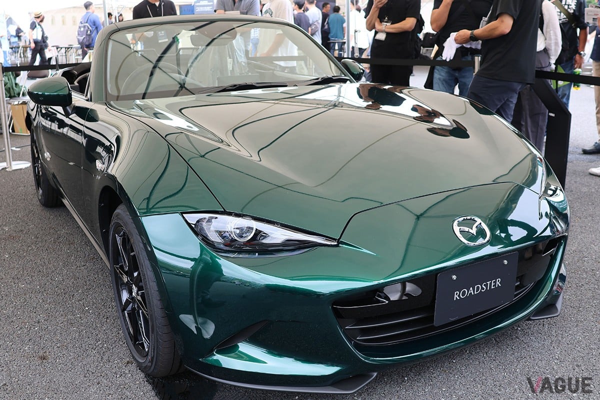 初代NA型の「Vスペシャル」をオマージュした濃いグリーンのボディカラーが映える限定車「ロードスター リバイバルグリーン」