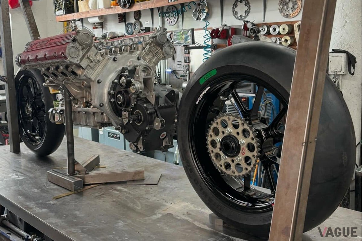 フェラーリ「F355」のV8エンジンを搭載したワンオフのカスタムバイク「HF355」（C）Instagram『maxwellhazan』