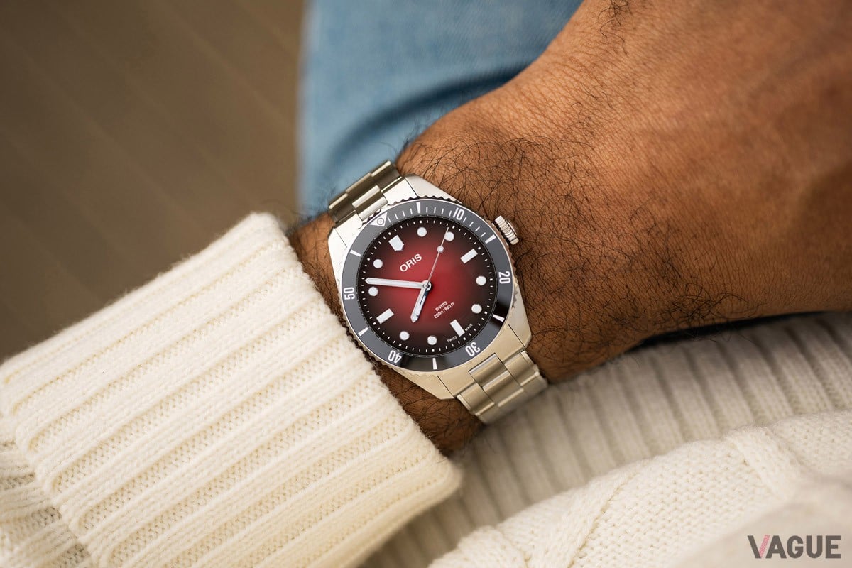 ケース径39mmのダイバーズをベースに、ブラックセラミック製ベゼルトップリングとドーム型サファイアガラスが特徴